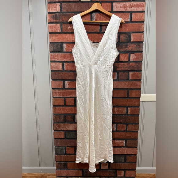 Heavy Manner White Sleeveless dress - Picture 3 of 8